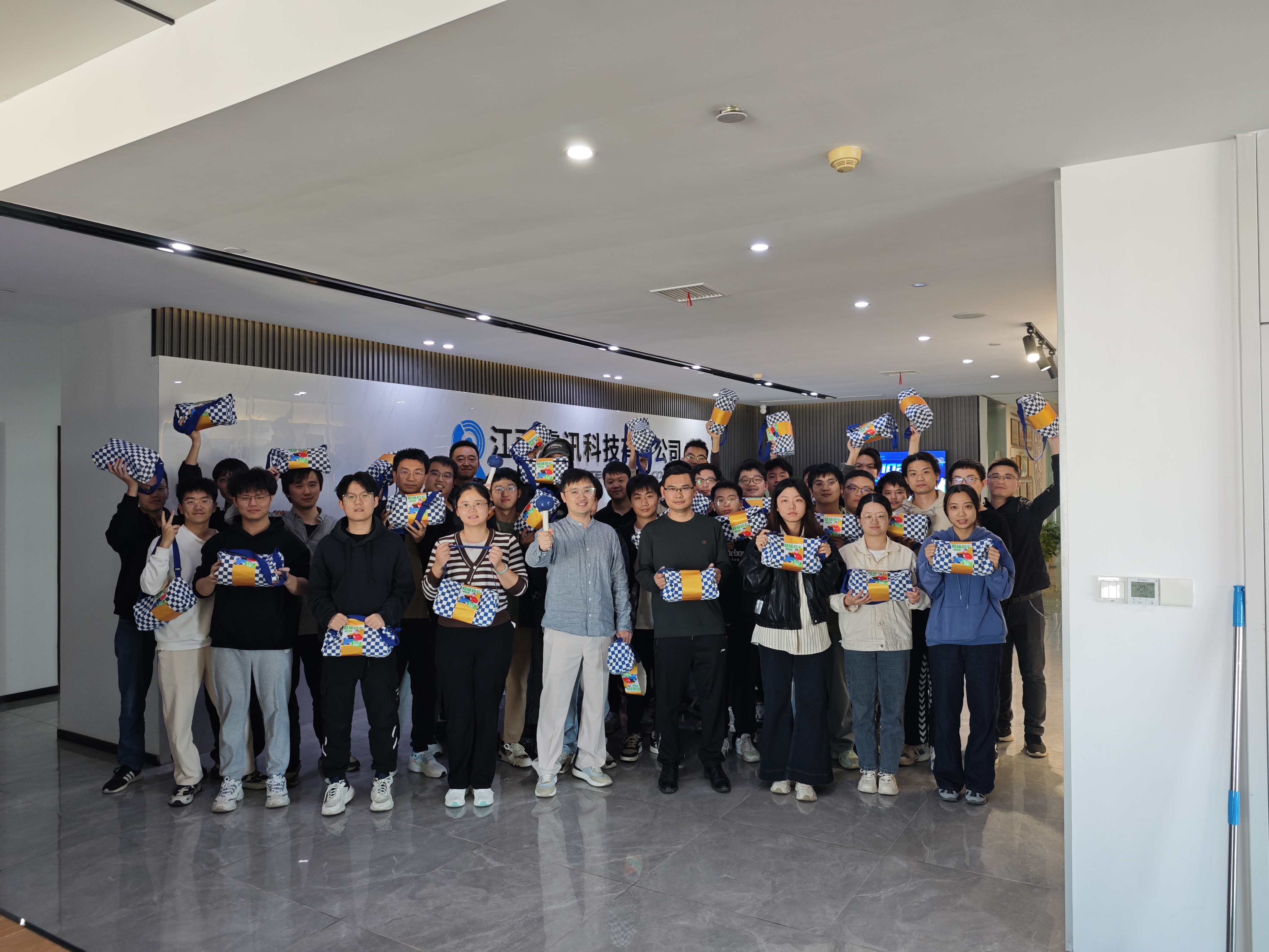 BF04281F404A6C009673E501C939F0ED.jpg BF04281F404A6C009673E501C939F0ED.jpg